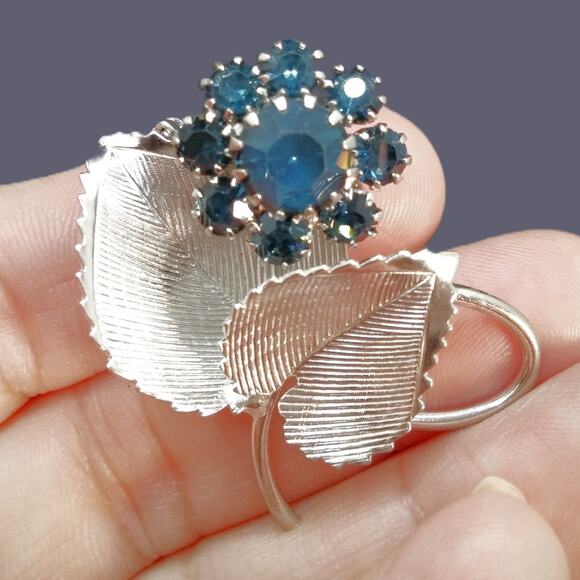Vintage Blue Rhinestone Flower Brooch Textured Leaf Loop Pin MCM Silver Tone - Picture 7 of 10
